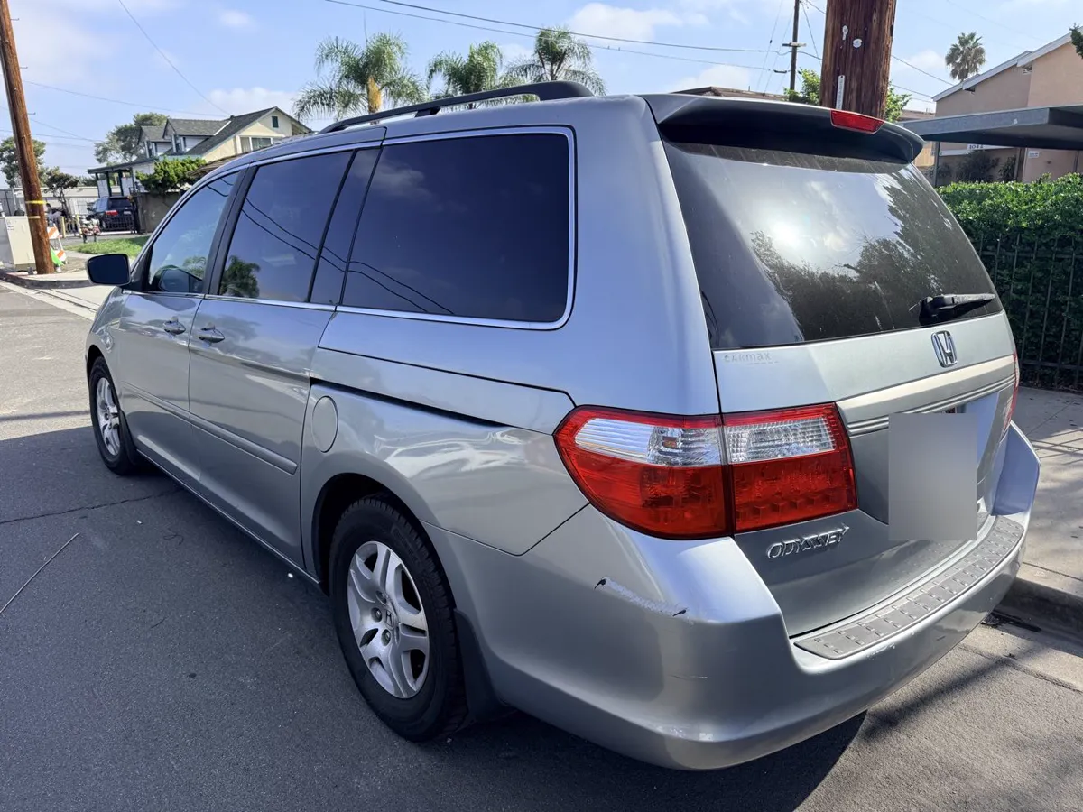 Silver Honda Odyssey, rear three-quarter view
