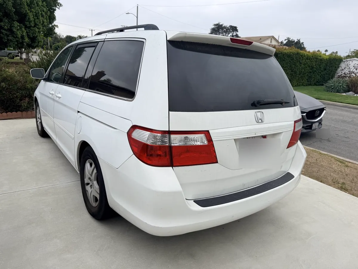 White Honda Odyssey, rear three-quarter view